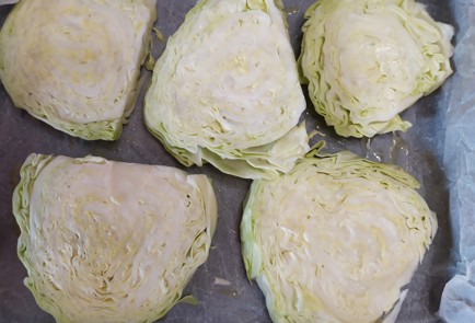 Фото шага рецепта Стейки из молодой капусты 188994 шаг 3  