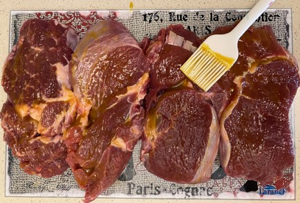 Фото шага рецепта Стейки рибай с чабером 176112 шаг 2