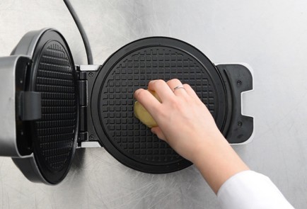 Фото шага рецепта Стропвафли 41200 шаг 3  