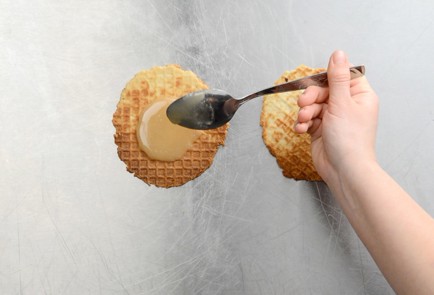 Фото шага рецепта Стропвафли 41200 шаг 5  