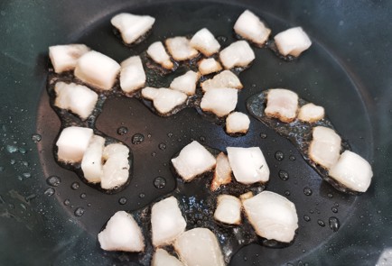 Фото шага рецепта Стручковая фасоль пожаренная на сале 151118 шаг 1  