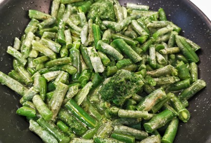 Фото шага рецепта Стручковая фасоль с мидиями 151116 шаг 2  