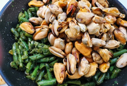 Фото шага рецепта Стручковая фасоль с мидиями 151116 шаг 8  