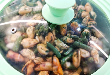 Фото шага рецепта Стручковая фасоль с мидиями 151116 шаг 9  