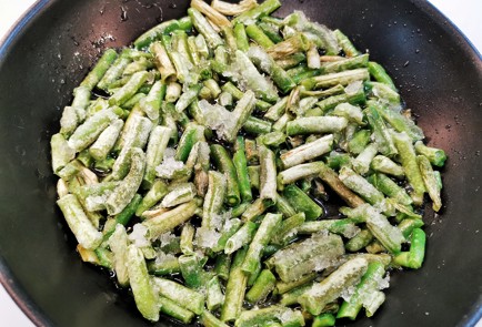 Фото шага рецепта Стручковая фасоль с сыром и перепелиными яйцами 151117 шаг 1  
