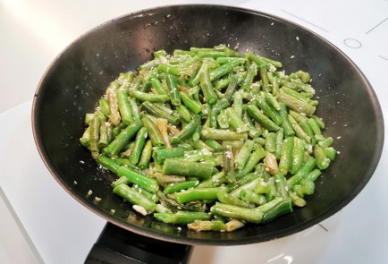 Фото шага рецепта Стручковая фасоль с сыром и перепелиными яйцами 151117 шаг 3  