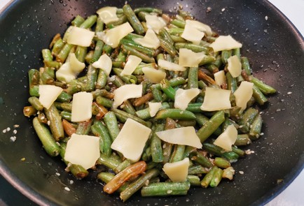 Фото шага рецепта Стручковая фасоль с сыром и перепелиными яйцами 151117 шаг 6  