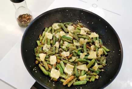 Фото шага рецепта Стручковая фасоль с сыром и перепелиными яйцами 151117 шаг 7  