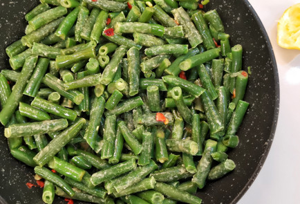 Фото шага рецепта Стручковая фасоль с сыром луком и чесноком 151764 шаг 6  