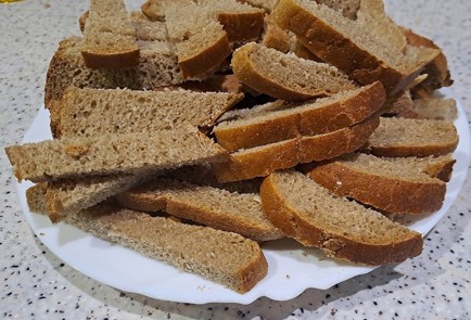 Фото шага рецепта Сухари в духовке из черного хлеба 190268 шаг 2  