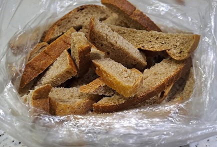 Фото шага рецепта Сухари в духовке из черного хлеба 190268 шаг 4  