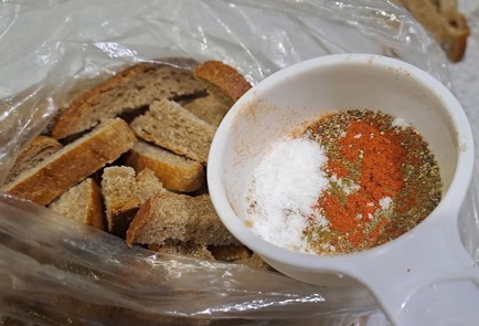 Фото шага рецепта Сухари в духовке из черного хлеба 190268 шаг 5  