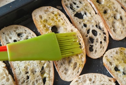 Фото шага рецепта Сухарики домашние из чиабатты с чесноком 190351 шаг 10  