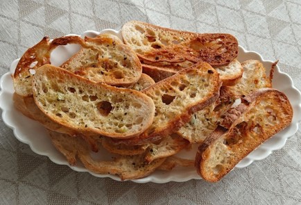 Фото шага рецепта Сухарики домашние из чиабатты с чесноком 190351 шаг 11  