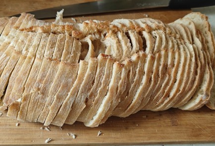 Фото шага рецепта Сухарики домашние из чиабатты с чесноком 190351 шаг 2  