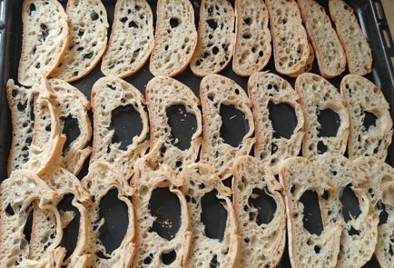 Фото шага рецепта Сухарики домашние из чиабатты с чесноком 190351 шаг 3  