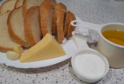 Фото шага рецепта Сухарики из белого батона с твердым сыром запеченные в духовке 188245 шаг 1