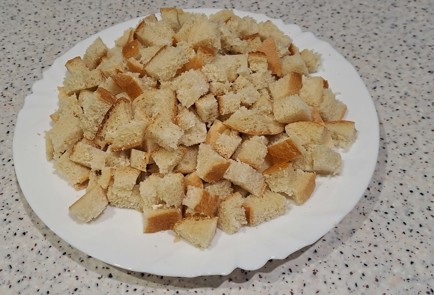 Фото шага рецепта Сухарики из белого батона с твердым сыром запеченные в духовке 188245 шаг 2