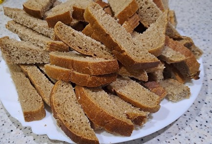 Фото шага рецепта Закуска к пиву из черного хлеба и кетчупа 190264 шаг 2  