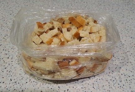 Фото шага рецепта Сухарики в духовке из белого батона с приправами 188226 шаг 4  