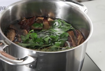 Фото шага рецепта Суп из белых грибов с перловкой 52612 шаг 2  