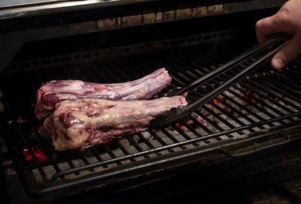 Фото шага рецепта Суп из бычьих хвостов с полбой и хреном 138280 шаг 1  