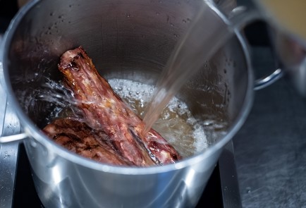 Фото шага рецепта Суп из бычьих хвостов с полбой и хреном 138280 шаг 2  