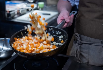 Фото шага рецепта Суп из бычьих хвостов с полбой и хреном 138280 шаг 3  