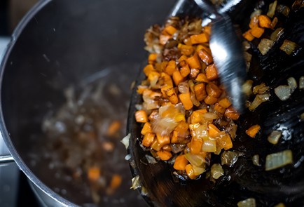 Фото шага рецепта Суп из бычьих хвостов с полбой и хреном 138280 шаг 4  