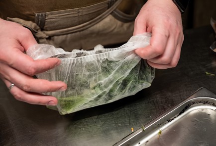 Фото шага рецепта Суп из бычьих хвостов с полбой и хреном 138280 шаг 5  