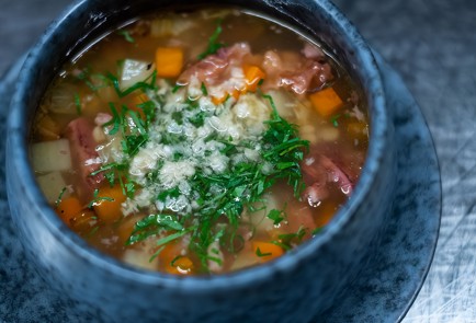 Фото шага рецепта Суп из бычьих хвостов с полбой и хреном 138280 шаг 6  