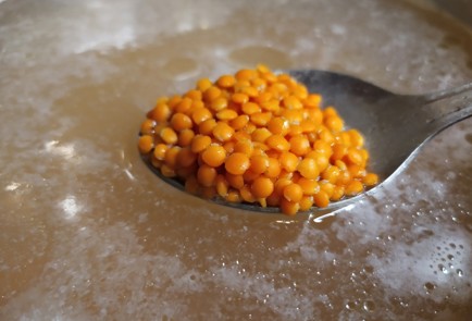 Фото шага рецепта Суп из чечевицы с копчеными ребрышками 188945 шаг 2  