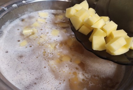 Фото шага рецепта Суп из чечевицы с копчеными ребрышками 188945 шаг 4  