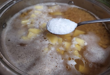 Фото шага рецепта Суп из чечевицы с копчеными ребрышками 188945 шаг 5  