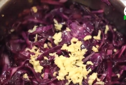 Фото шага рецепта Суп из краснокочанной капусты с яйцом пашот и копченой уткой 36683 шаг 2  