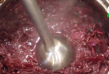 Фото шага рецепта Суп из краснокочанной капусты с яйцом пашот и копченой уткой 36683 шаг 3  