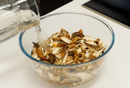 Фото шага рецепта Суп из сушеных грибов 80842 шаг 1