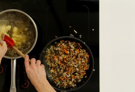 Фото шага рецепта Суп из сушеных грибов 80842 шаг 9