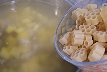 Фото шага рецепта Суп из свиной лопатки с макаронами и сладким перцем 186844 шаг 9  