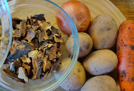 Фото шага рецепта Суппюре из сушеных лесных грибов 189132 шаг 1  