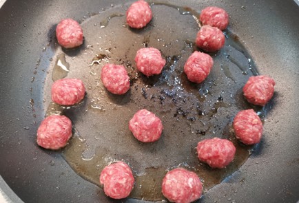 Фото шага рецепта Суп с фрикадельками 188919 шаг 2  