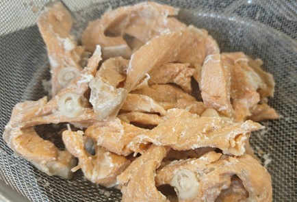 Фото шага рецепта Суп с красной рыбой шампиньонами и сливочным сыром 190919 шаг 2