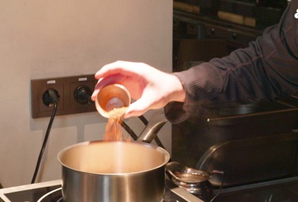 Фото шага рецепта Суп с курицей тандури и кокосовыми сливками 175628 шаг 2  