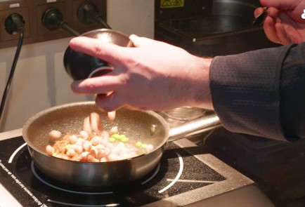 Фото шага рецепта Суп с курицей тандури и кокосовыми сливками 175628 шаг 7  