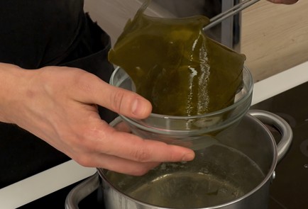 Фото шага рецепта Суп с собой шпинатом и тофу 29615 шаг 1  