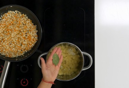 Фото шага рецепта Суп с тушенкой 139741 шаг 2  