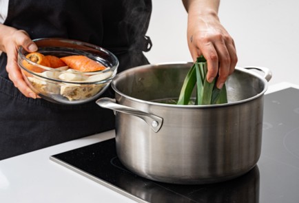 Фото шага рецепта Суп со щавелем 188793 шаг 4  