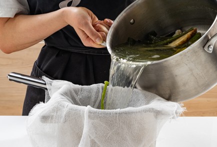 Фото шага рецепта Суп со щавелем 188793 шаг 7  