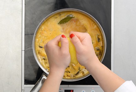 Фото шага рецепта Суп томямкунг 17540 шаг 4