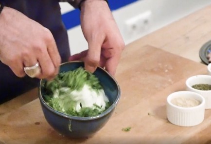 Фото шага рецепта Сувлаки из курицы с дзадзики 140926 шаг 3  